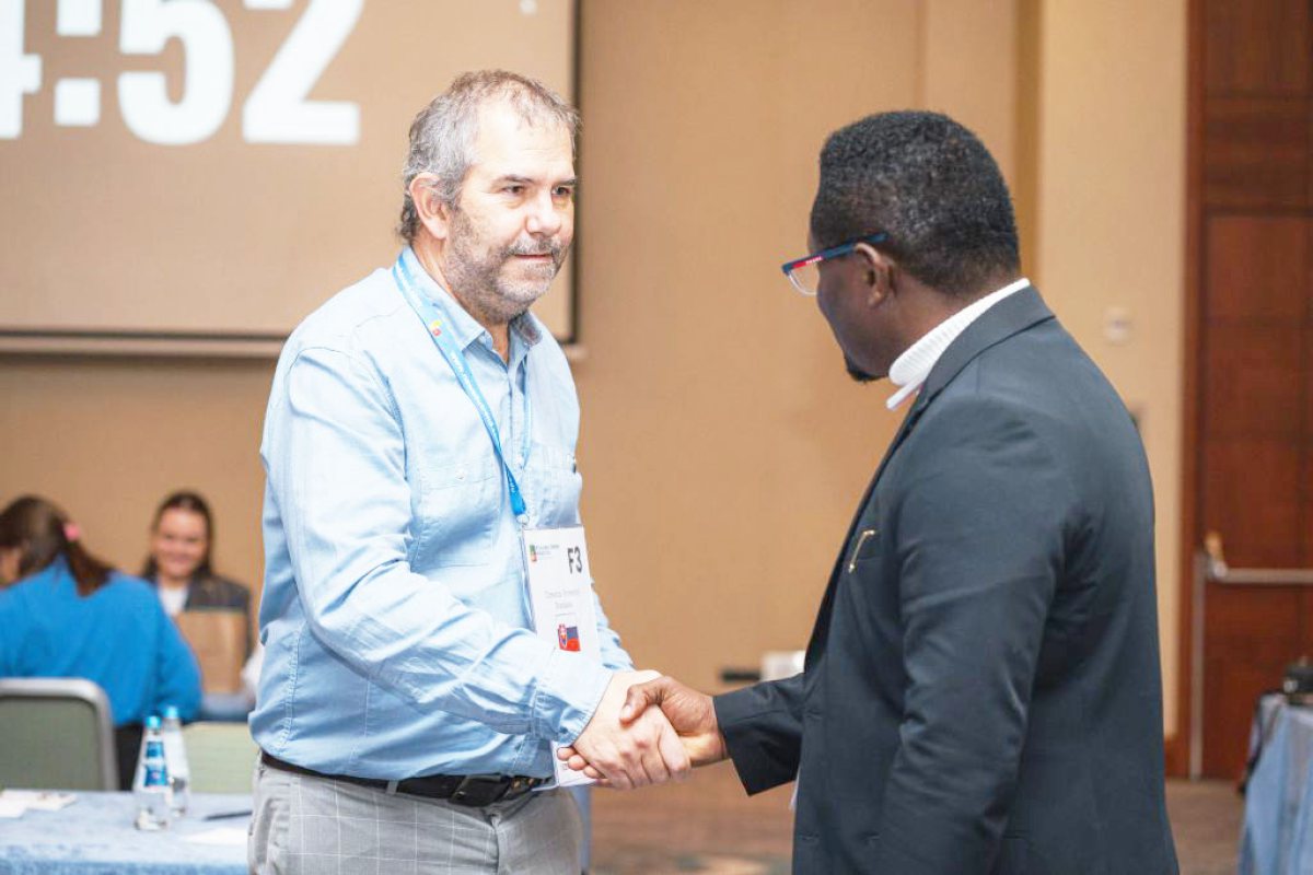 Closing a conversation with a partner representative at an international fair